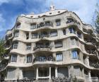 Дом Мила или La Pedrera, является модернистское здание в Барселоне, работа архитектора Антонио Гауди